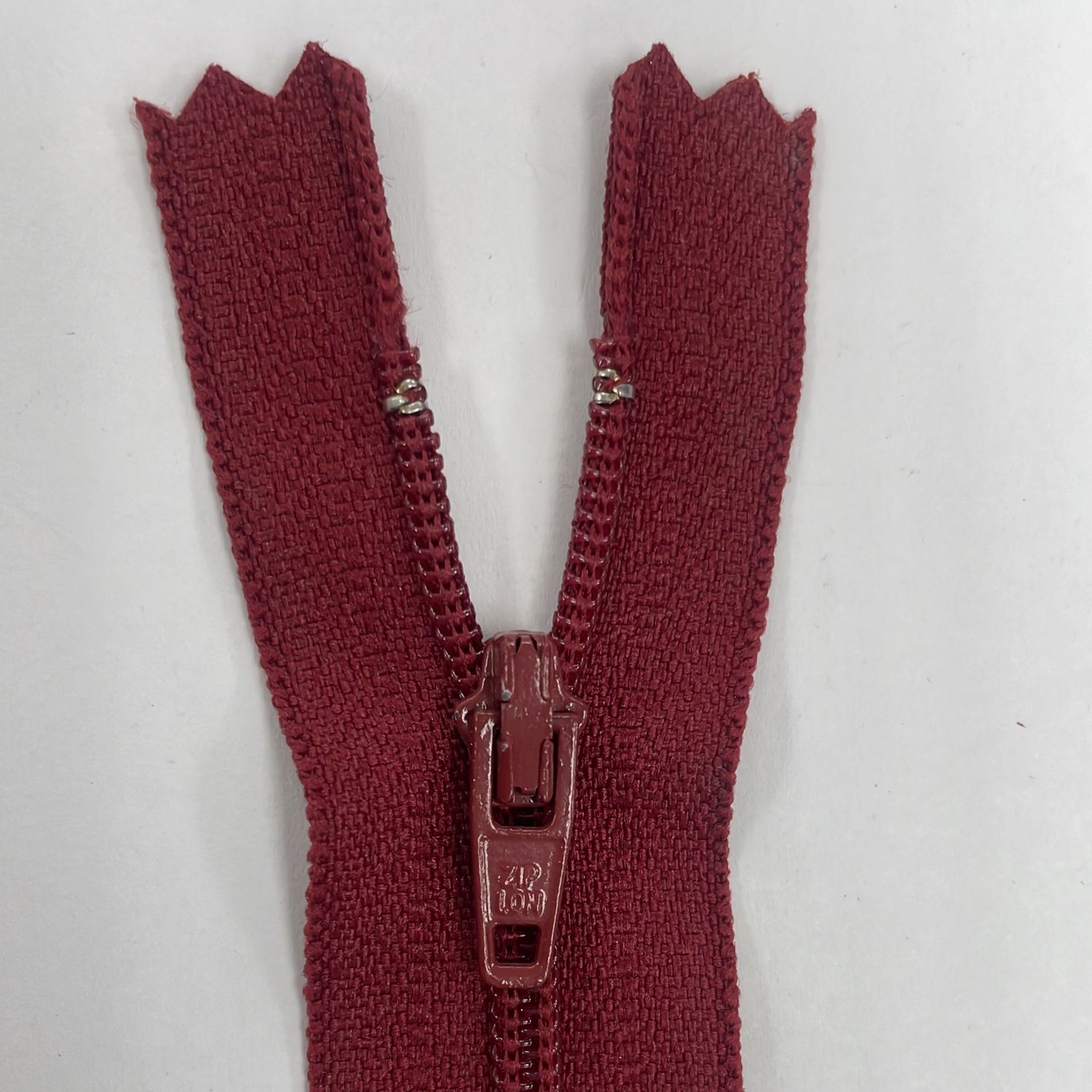 [ ZD-YKK-520-40 ] Zip dress 40cm Maroon per Meter