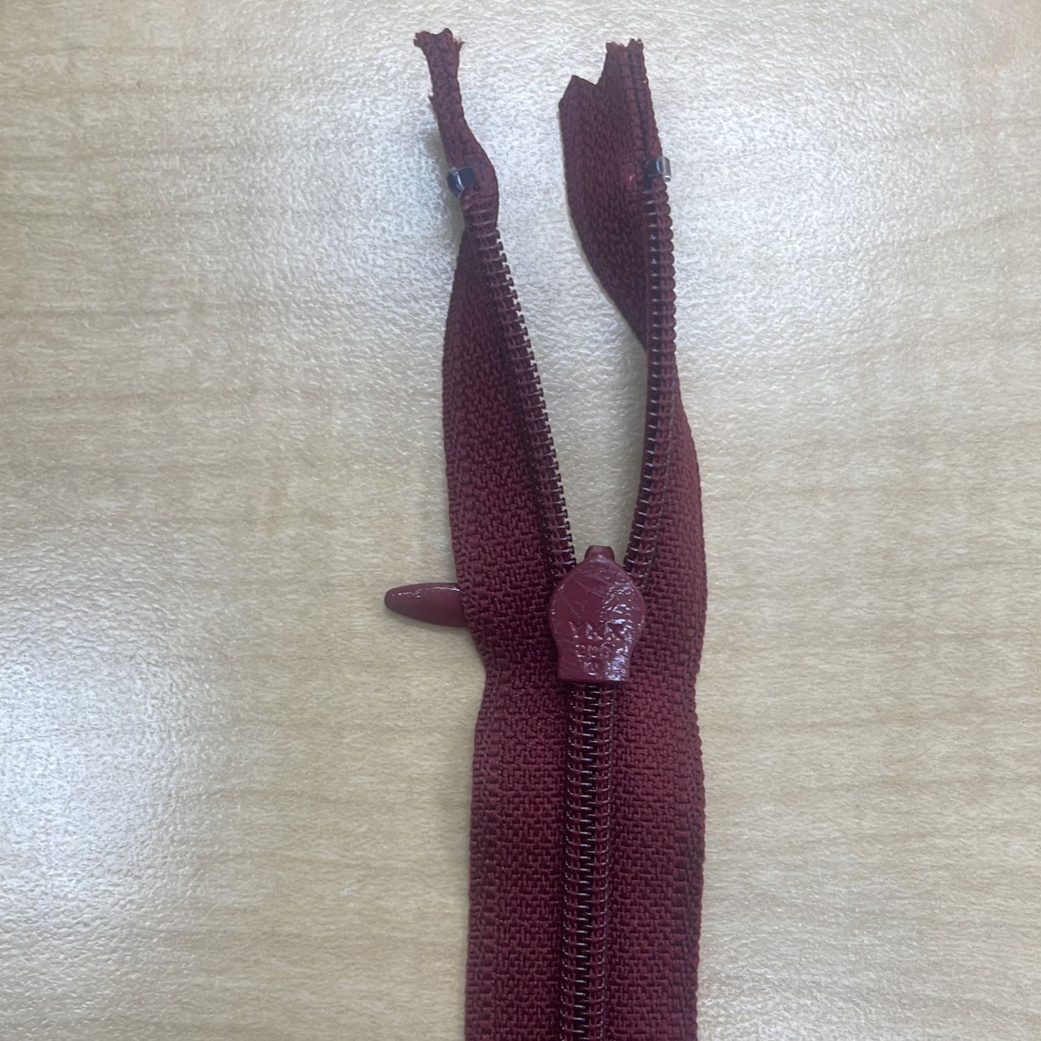 ZIP INVISIBLE-65-CM ea-273-MAROON