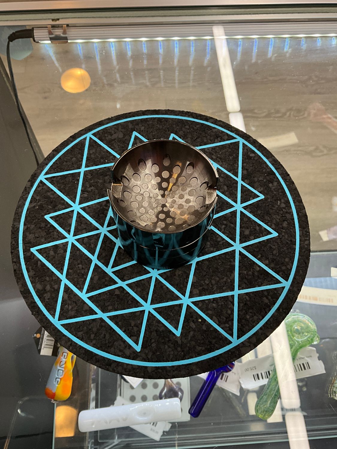 Metal grinder with concave lid