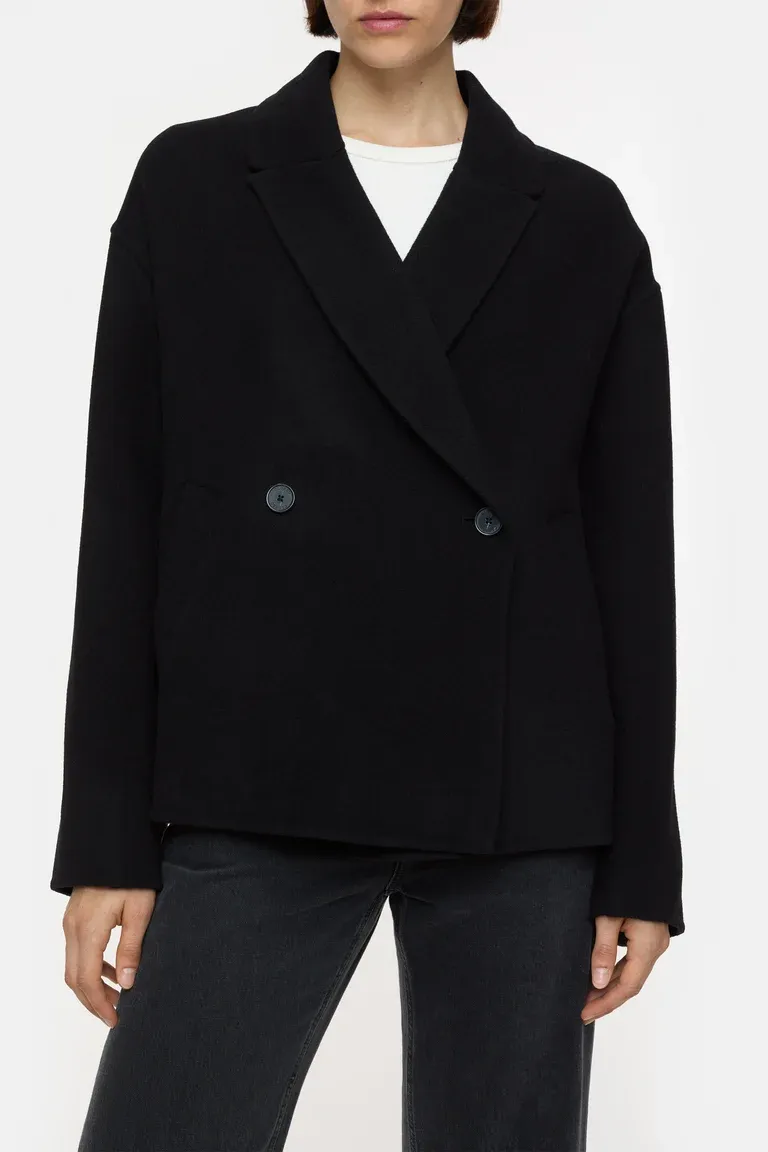 Closed cropped pea coat
