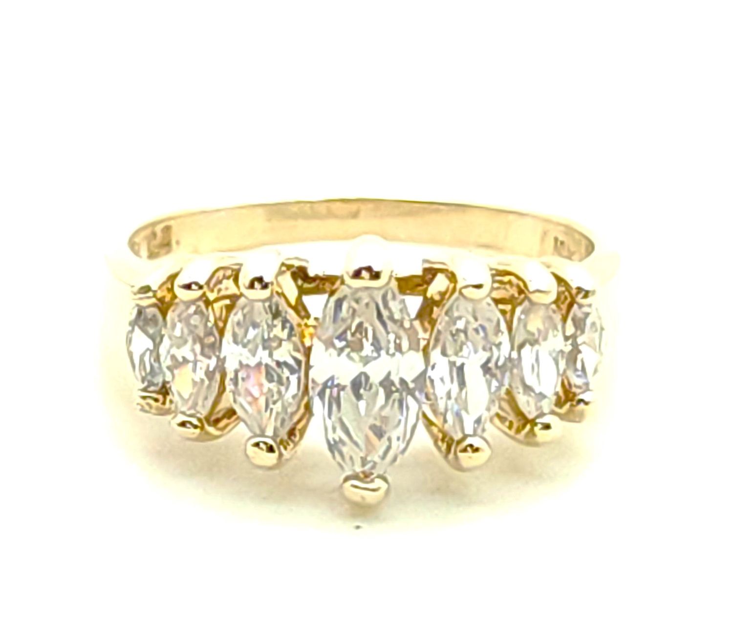 10k Gold Graduated Marquise Ring Size: 7