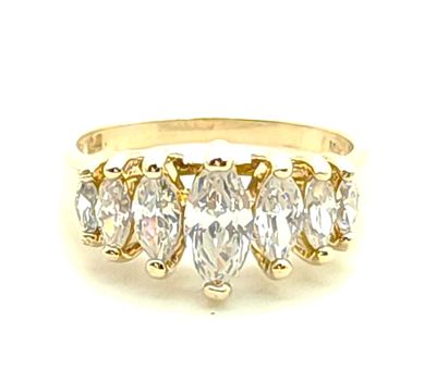 10k Gold Graduated Marquise Ring Size: 7