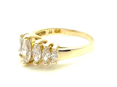 10k Gold Graduated Marquise Ring Size: 7