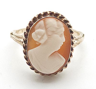 10k Gold Cameo Ring Size: 7.5