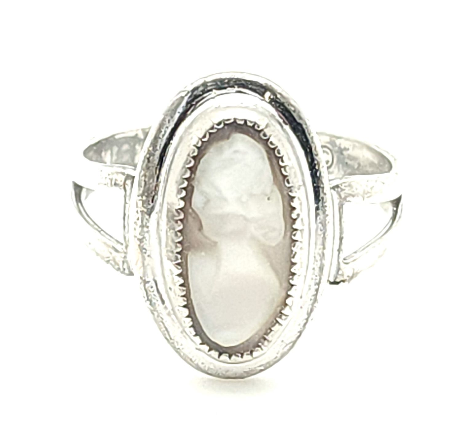 Sterling Silver Cameo Ring Size: 7