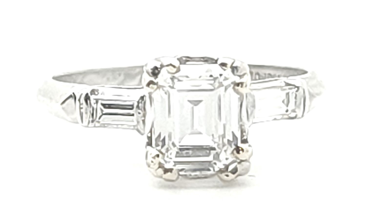 900 Platinum Moissonite Ring Size: 5.5