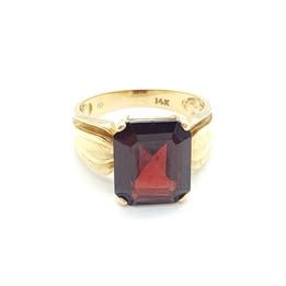 14k Gold Garnet Ring Size: 7.25