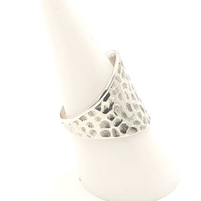 Sterling Silver Hammered Tapered Band Ring Size: 7.5