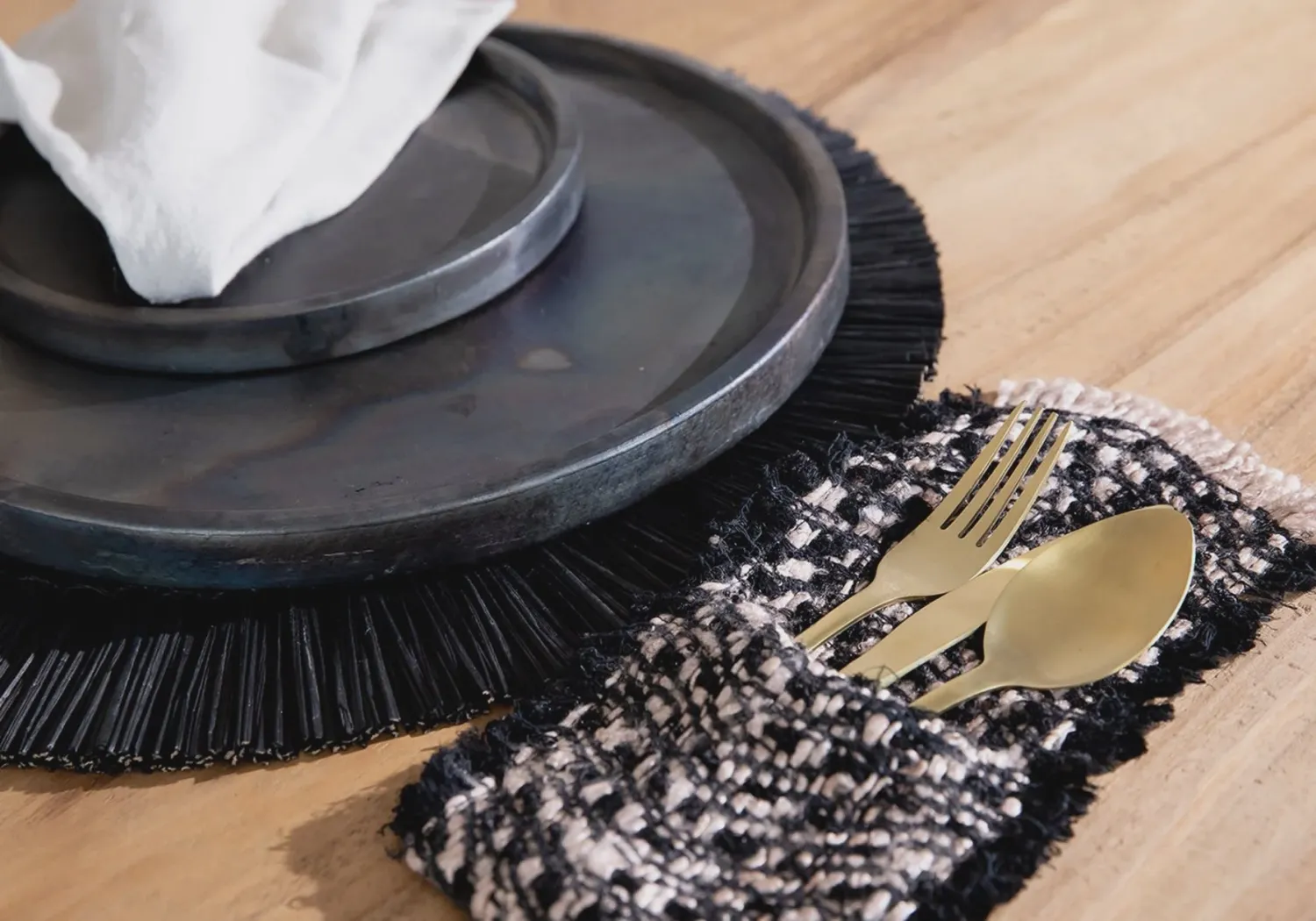 The Terracotta Burned Plate - Black - L