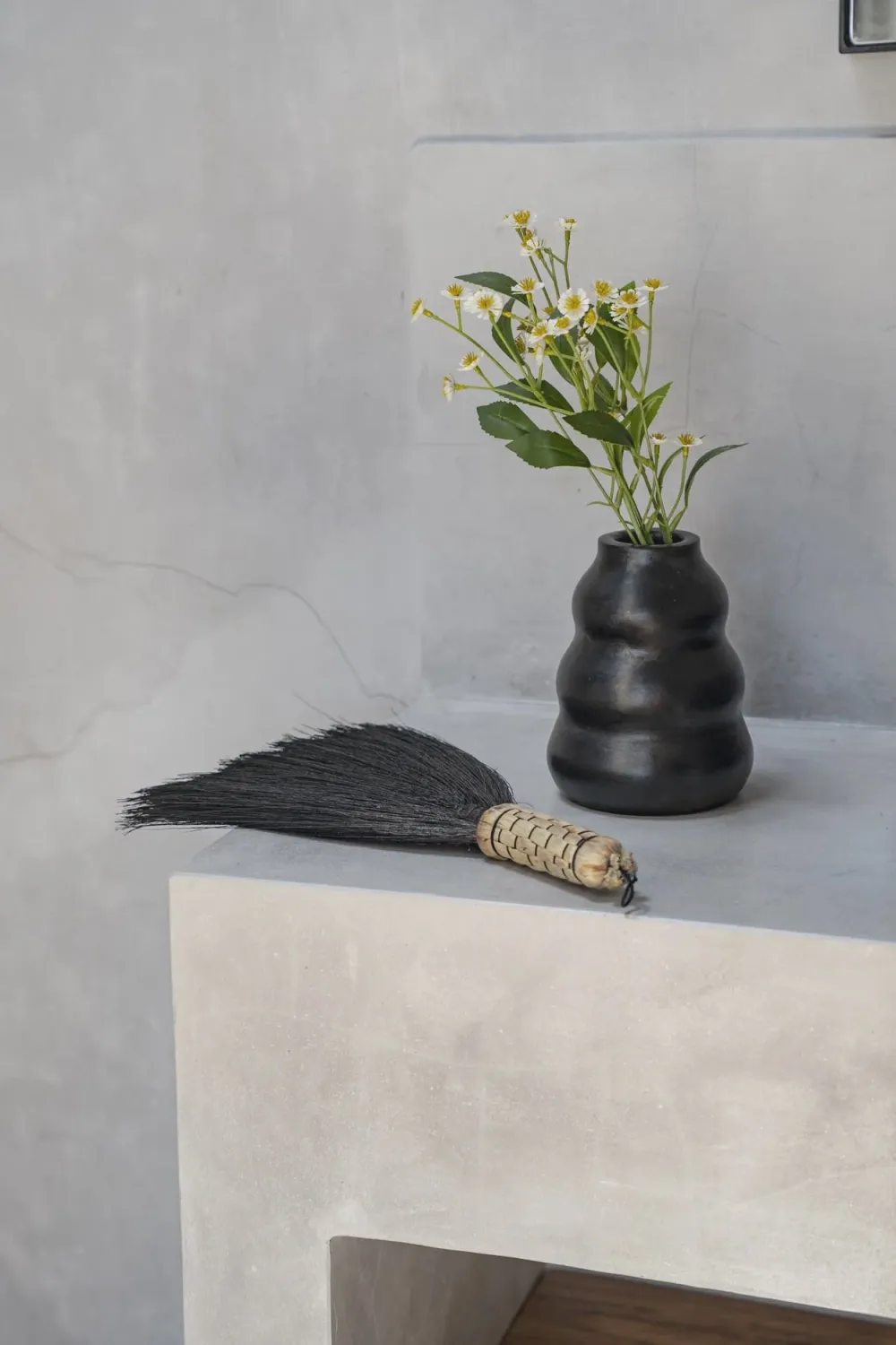 The Sweeping Brush - Black