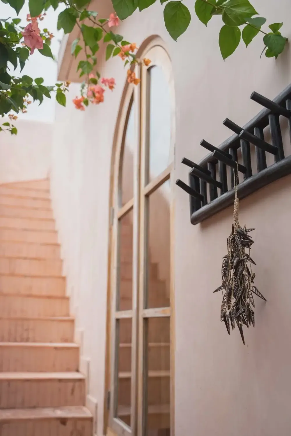 The Island Cloth Hanger - Black