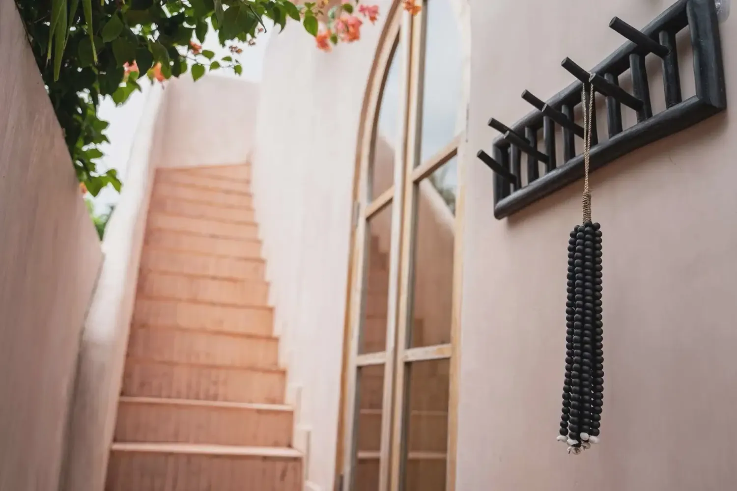 The Island Cloth Hanger - Black