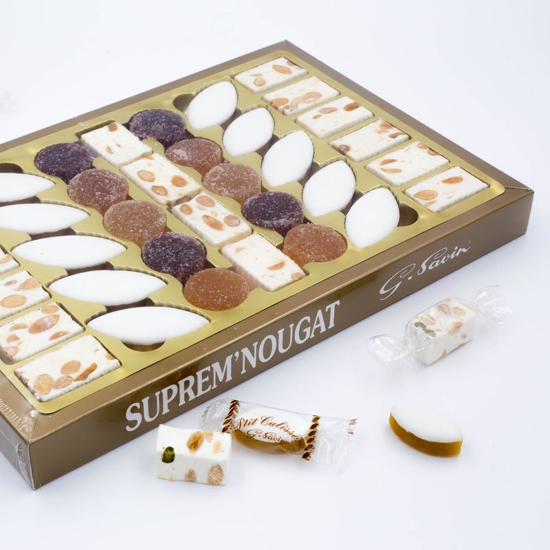 Schachtel mit weichen Nougats, Calissons und Fruchtbonbons