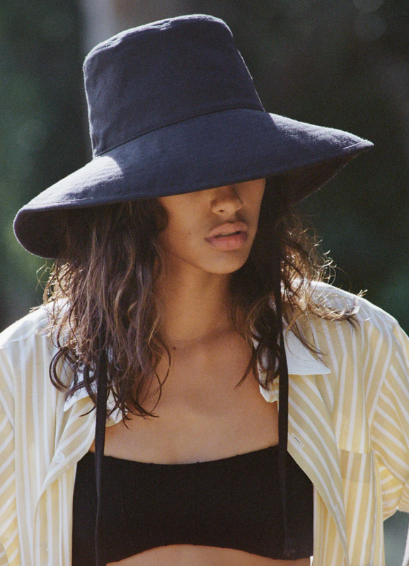 HOLIDAY BUCKET CANVAS BLACK