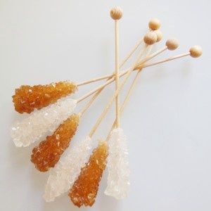 Kandijsuiker wit en bruin op een stokje