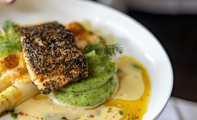 Gebakken zalm met knoflookpeperkorst