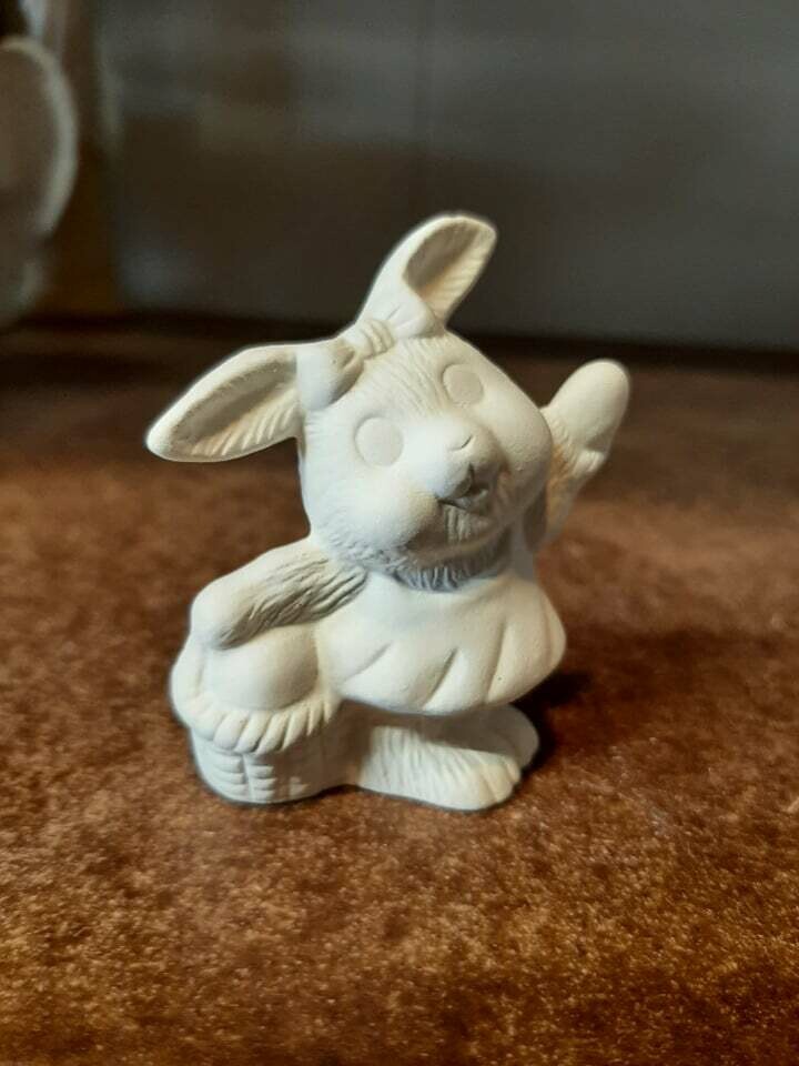Kanínu stelpa með egg í körfu 3
