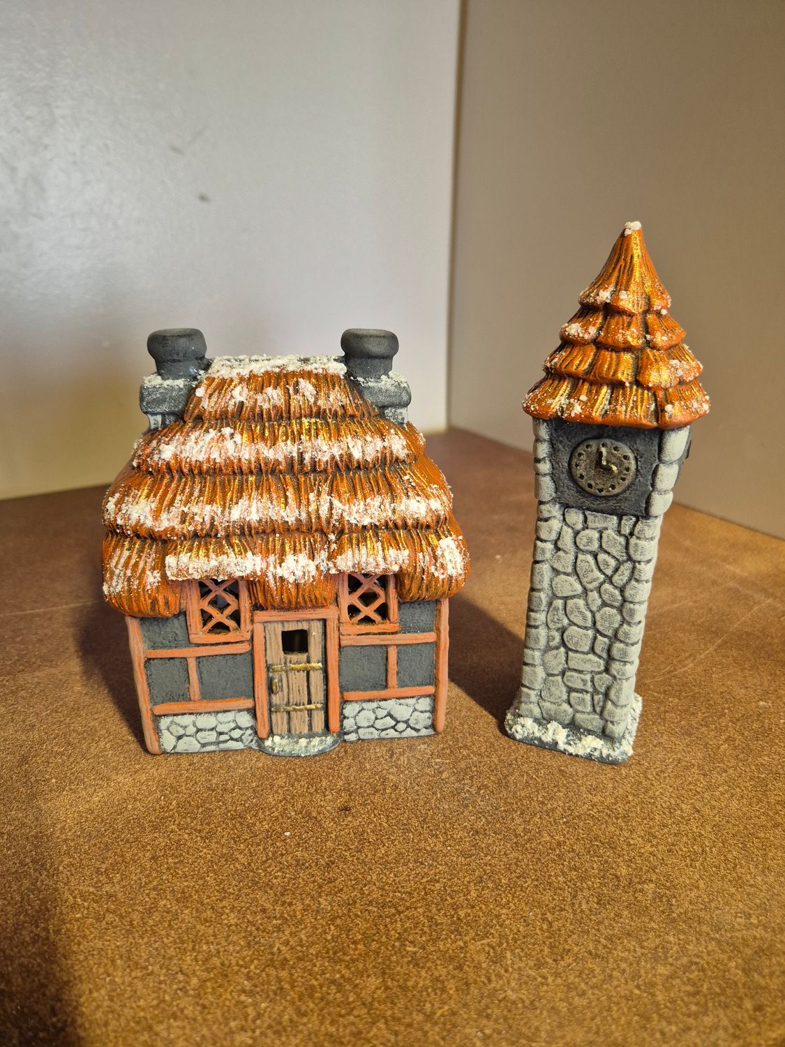 Lítið hús m stráþaki + turn