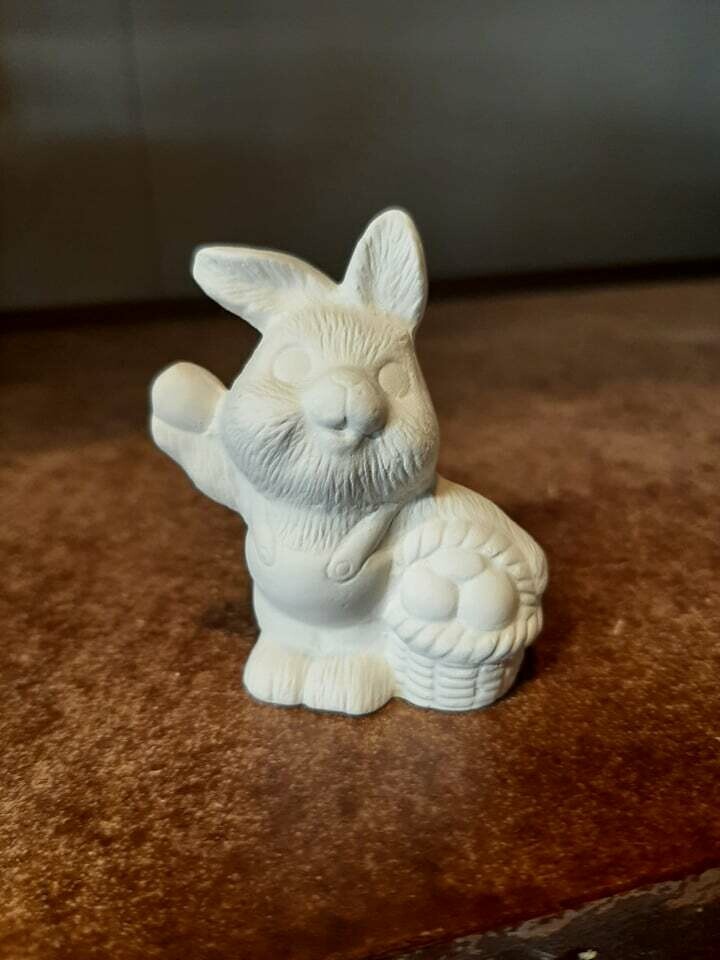 Kanínu strákur með egg í körfu 1