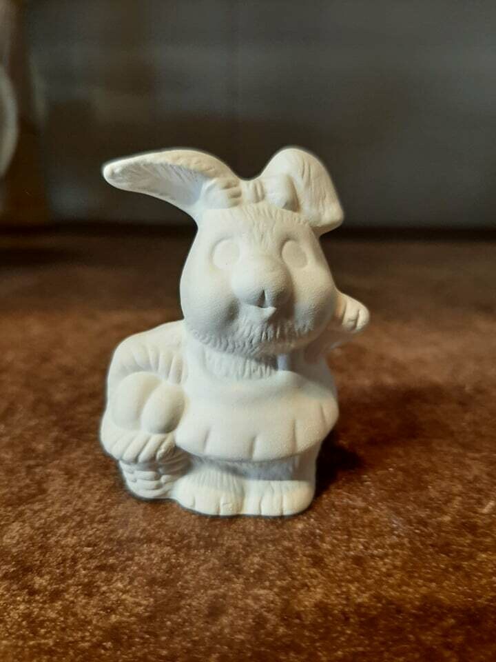 Kanínu stelpa með egg í körfu 2