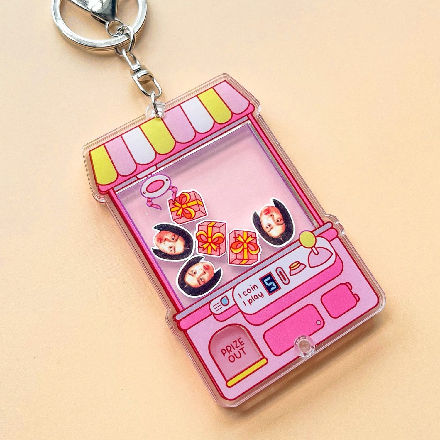 CLAW MACHINE SHAKER KEYCHAIN