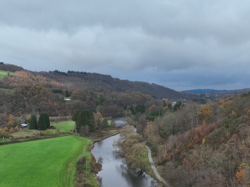 Herfstige Vallei met Rivier – Luchtfoto