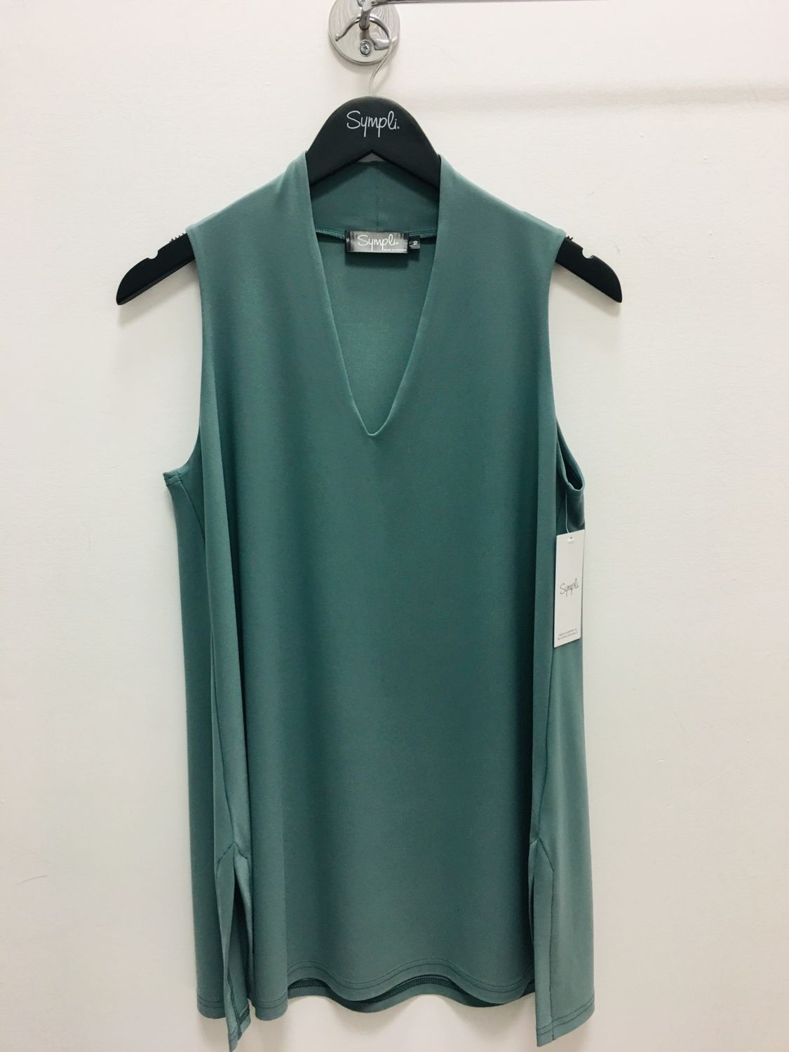 SYMPLI  2117 SLVLESS DEEP V TUNIC 