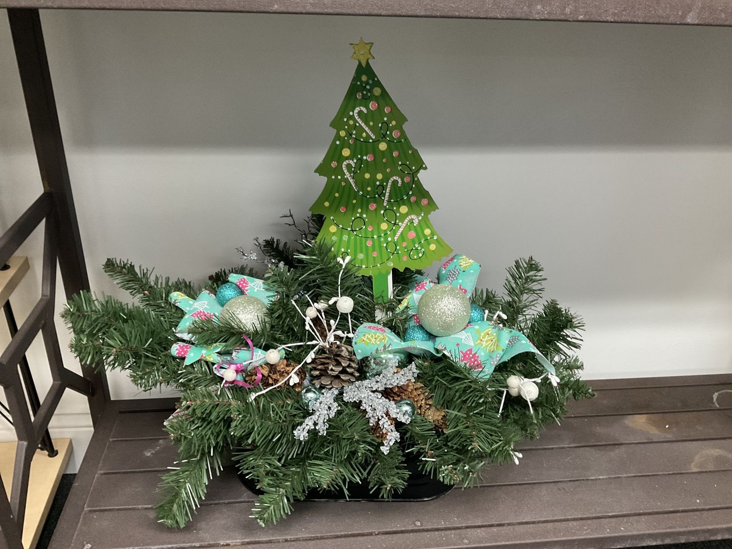 Centerpiece Evergreen w/Christmas Tree and Present Ribbon