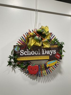 Wreath Crayon &quot;School Days&quot; w/ Bus, Apple
