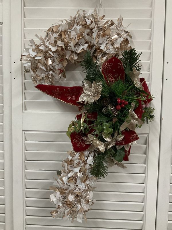 Wreath Candy Cane White &amp; Gold Base, Pinecones, Berries and Red Ribbon