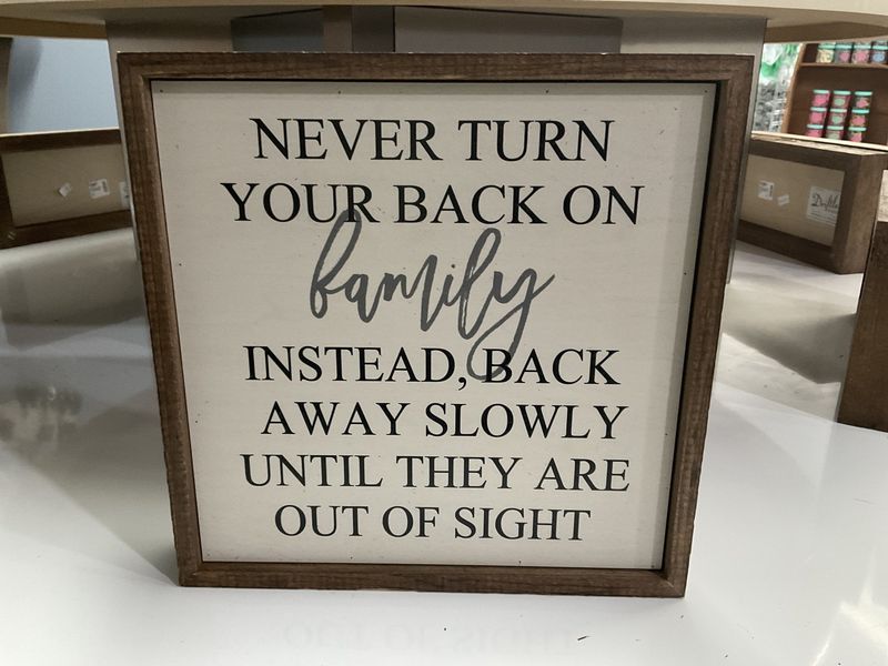 Sign 10x10 Never Turn Your Back On Family