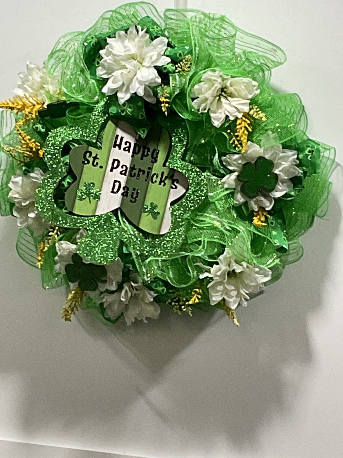 Wreath Mesh 21 in-Bright Green White Flowers &quot;Happy St Patrick&#39;s Day&quot;