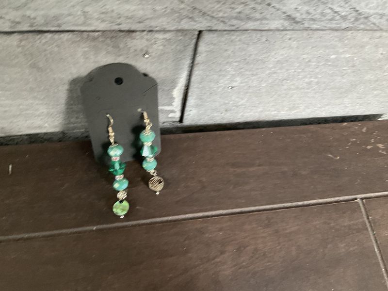 E191 Earrings Green Dangly