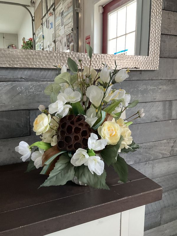Centerpiece Large Honeycomb w/White Flowers and Teal Ribbon