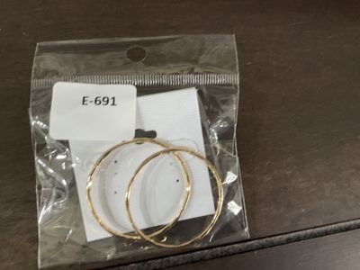691 Front Facing Earrings Gold