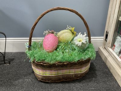 W-MNFT Centerpiece Easter Basket w/3 Large Eggs in Grass