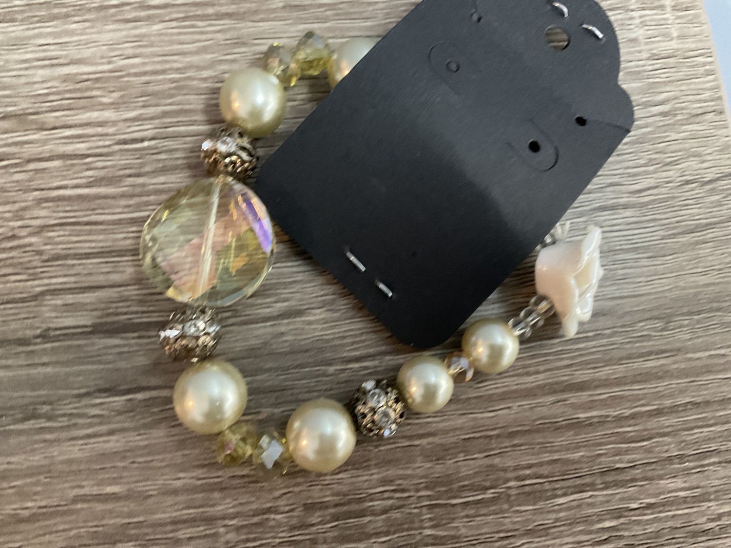 B26 Bracelet Beige Pearls Clear one White Rose