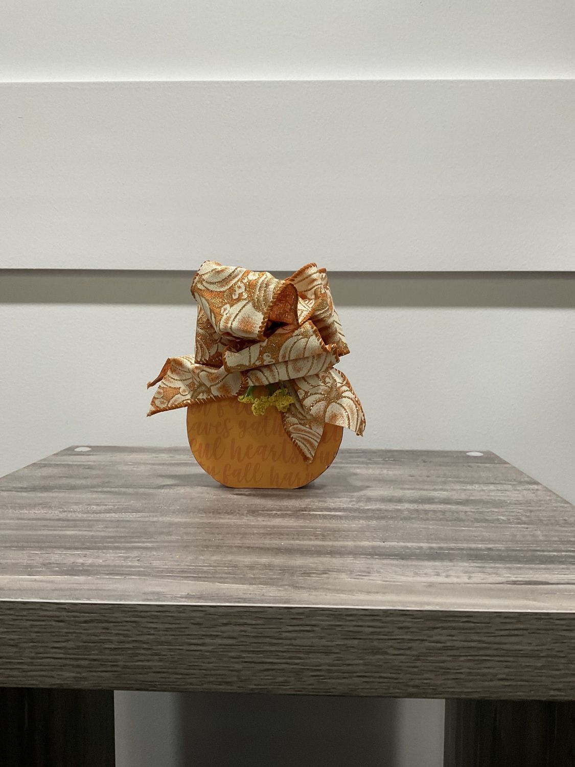 1370 Wooden Pumpkin Photo Holder 5x6-Orange w/Glitter Pumpkin Ribbon