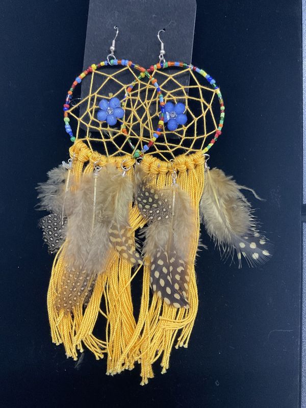 E229 Earrings Dream Catcher-Yellow, Blue Daisies w/Speckled Feathers