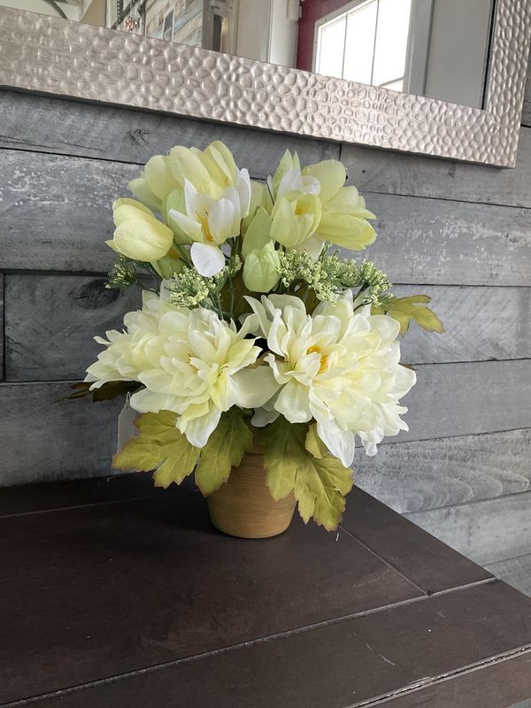 Centerpiece Spring Green Floral w/ Large White Flowers