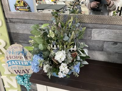 Centerpiece Blue Tub, Birdhouses, Blue and White Flowers