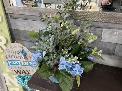 W-MNFT Centerpiece Blue Tub, Birdhouses, Blue and White Flowers
