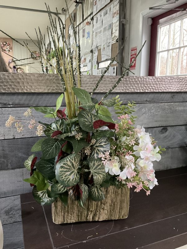 Centerpiece Greenery w/White &amp; Pink Floral