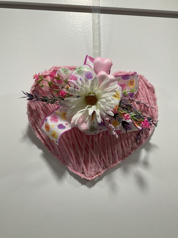 Wreath Yarn Pink Valentine Heart w/White Flower, Pink Hearts and Candy Ribbon