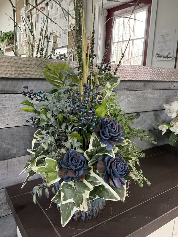 Centerpiece Greenery w/Dark Blue Roses
