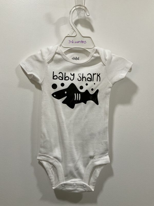 Onsie White w/Black &quot;Baby Shark&quot; and Shark short sleeve 3-6 month