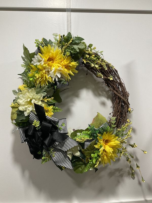 Wreath Grapevine 21 in-Yellow/White Daisies Striped Ribbon