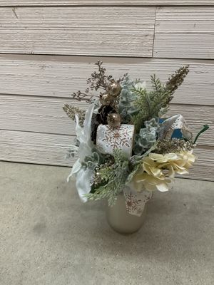 W-MNFT Centerpiece Gold Mason Jar with White Flowers