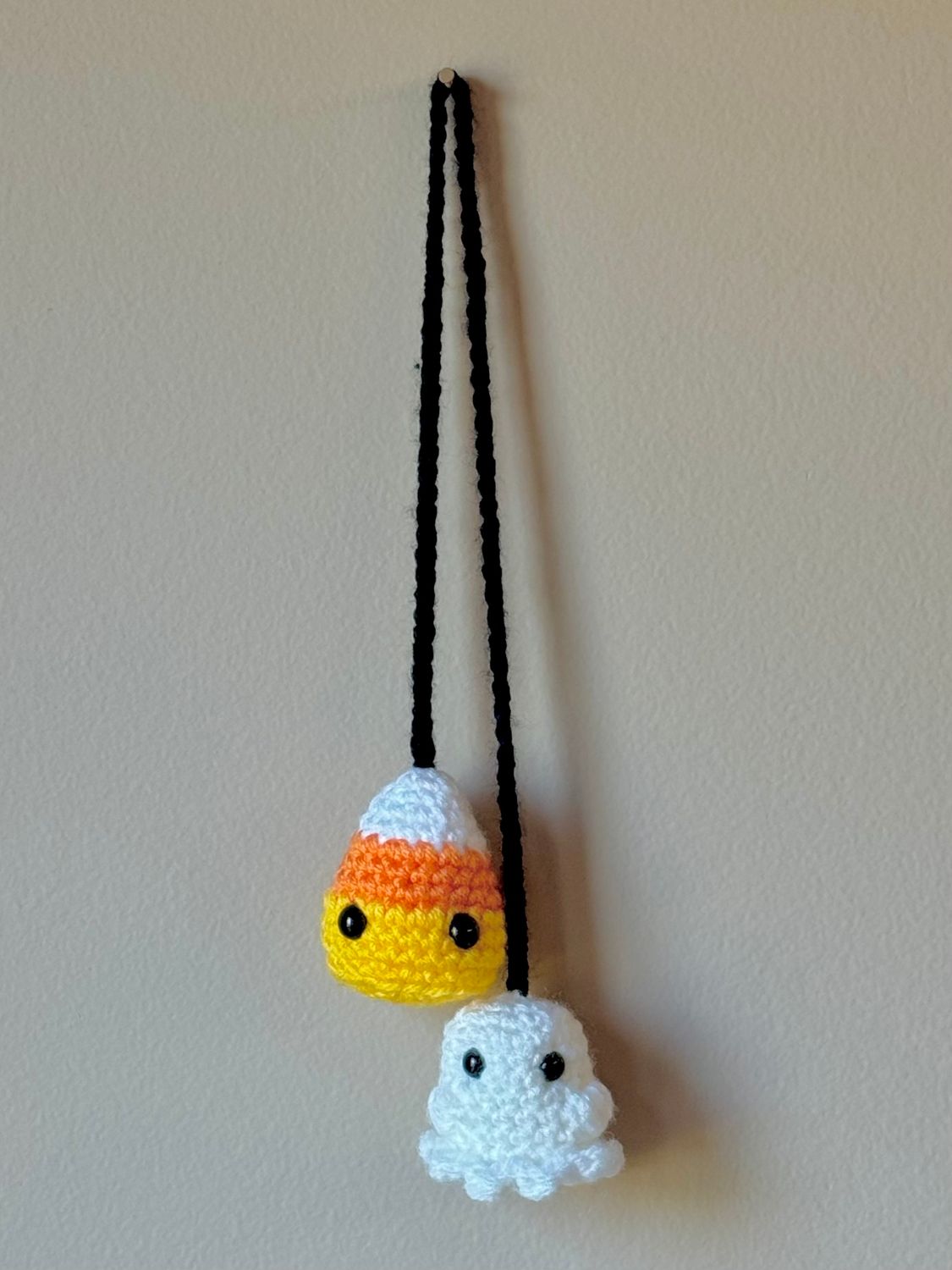 Seasonal Mirror Hanger, Color: Ghost/Candycorn