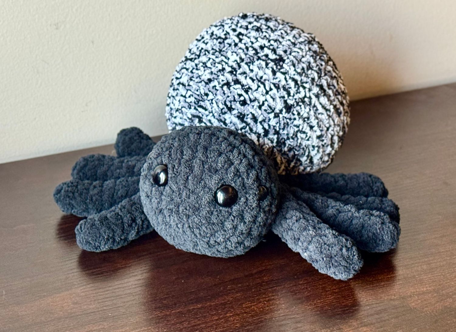 Plushy Spider - Large - Black/White